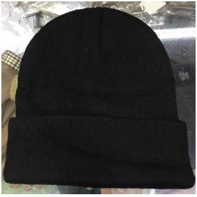 Cappello nero con risvolto invernale uomo